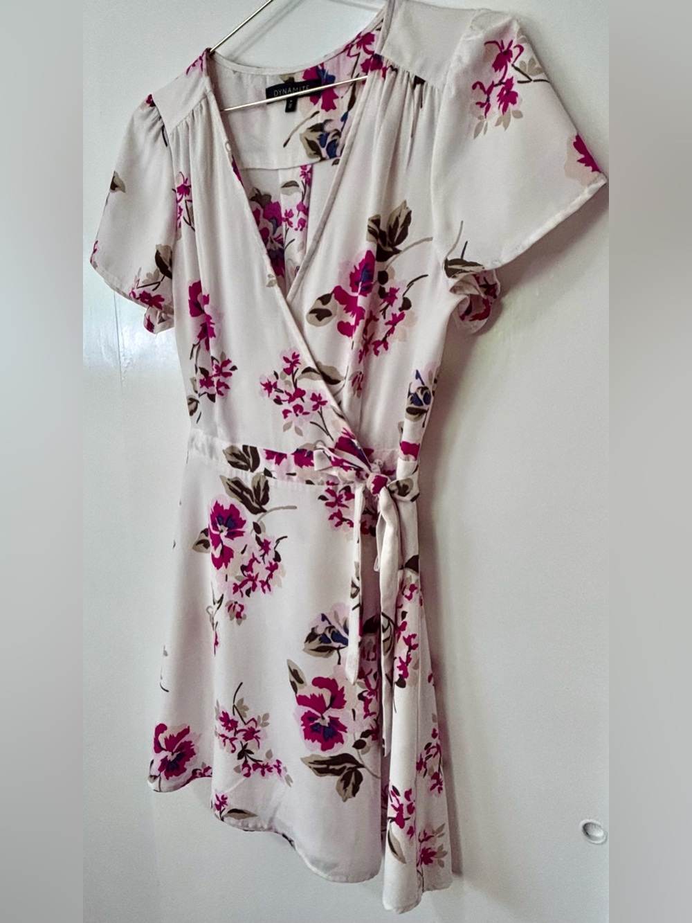 Dynamite| Feminine White Short Sleeve Wrap Dress w/Fuchsia Floral Print Sz M - Picture 3 of 8